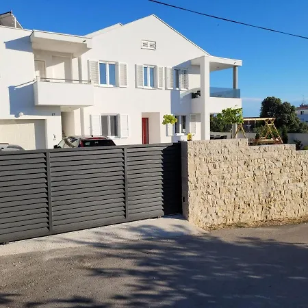 Haus Dalmatia With Heated Pool アパート ビビニェ