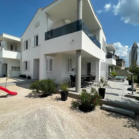 Haus Dalmatia With Heated Pool *