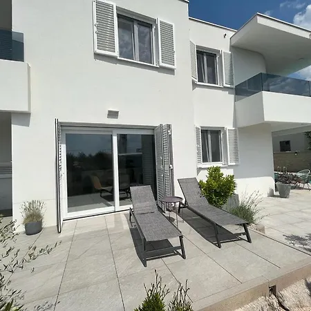 شقة Haus Dalmatia With Heated Pool