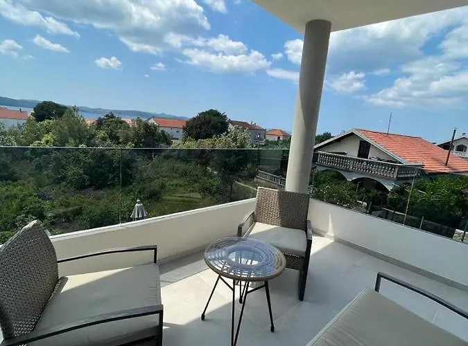 Haus Dalmatia With Heated Pool