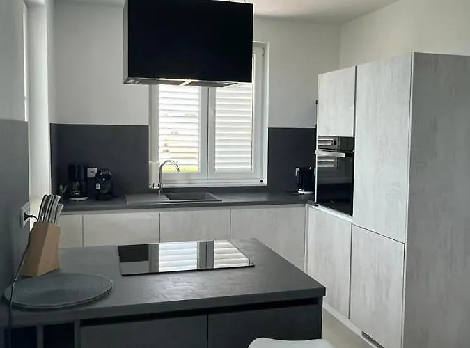 Haus Dalmatia With Heated Pool Apartamento *