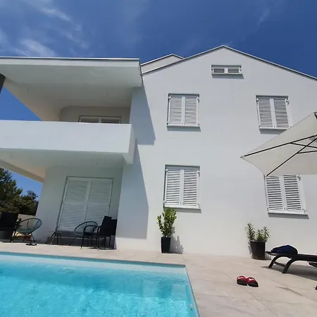 Haus Dalmatia With Heated Pool