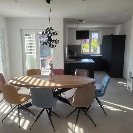 Haus Dalmatia With Heated Pool 아파트