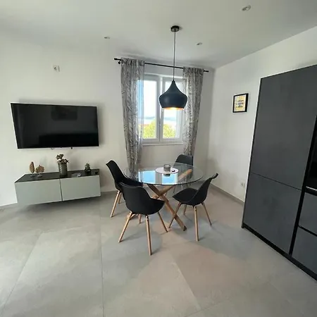 아파트 Haus Dalmatia With Heated Pool *