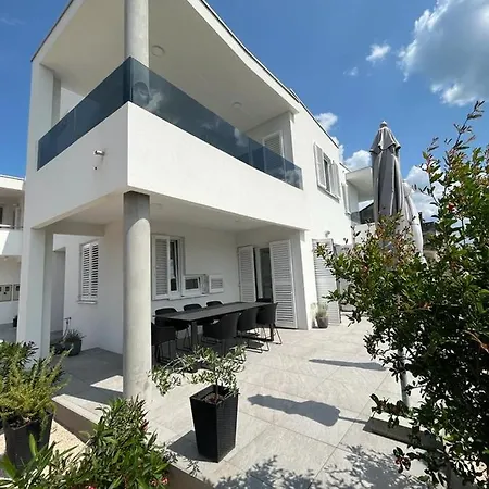 Haus Dalmatia With Heated Pool