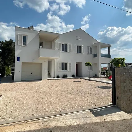 Haus Dalmatia With Heated Pool * 比比涅