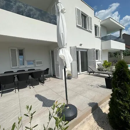 아파트 Haus Dalmatia With Heated Pool 비빈제