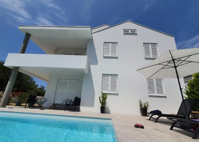 Haus Dalmatia With Heated Pool