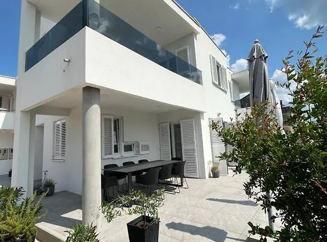 Haus Dalmatia With Heated Pool