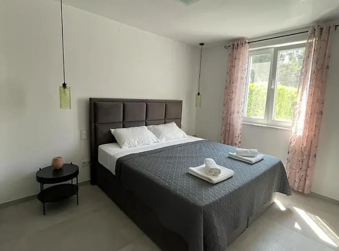 Haus Dalmatia With Heated Pool